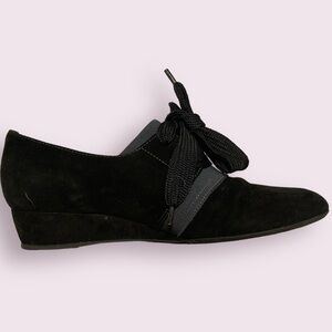 Black suede Torlasco Yoshinoya low heels with laces